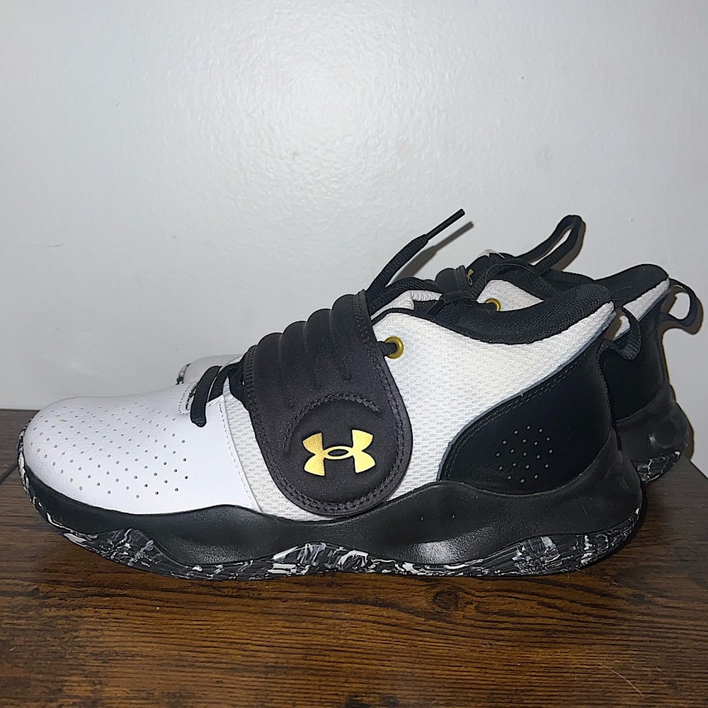 Under Armour Boys size 7Y basketball shoes/sneakers